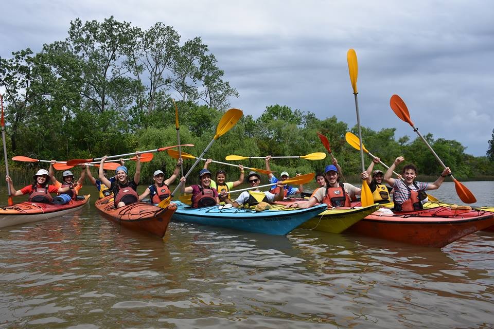Alumnos de la carrera de guía de turismo aventura realizando una actividad de canotaje.