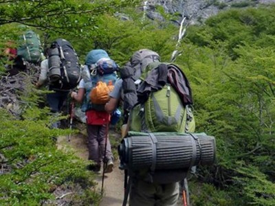 Estudiantes de la carrera de Guía de montaña realizando un trekking por una senda del sur Argentino